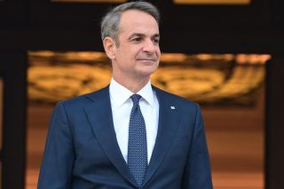 Βάζουν το Σύνταγμα στην κλίνη του Προκρούστη